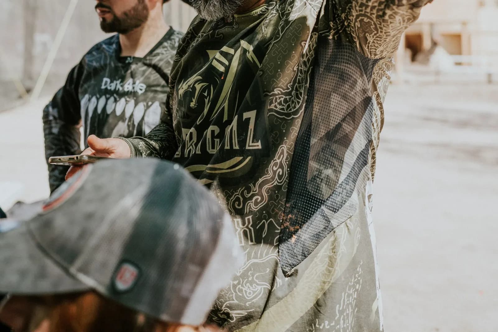 Encadrant de paintball expliquant les consignes à des joueurs sous un abri